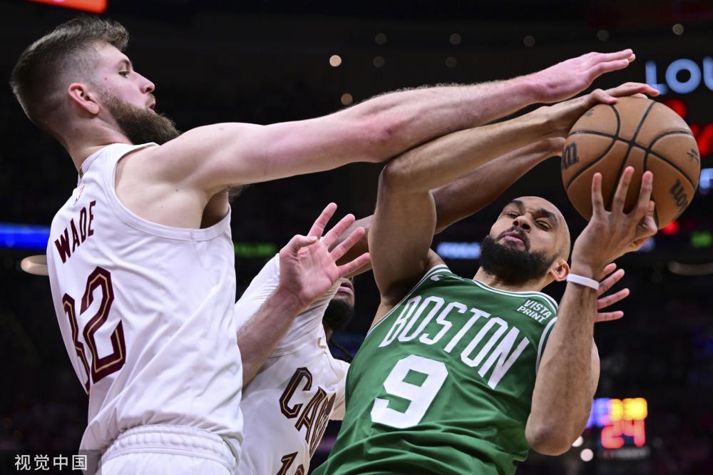 湖人在场上 湖人在场上